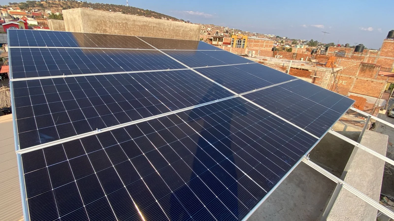Paneles solares instalados en un proyecto real de BIZAIR SOLAR en Degollado, Jalisco
